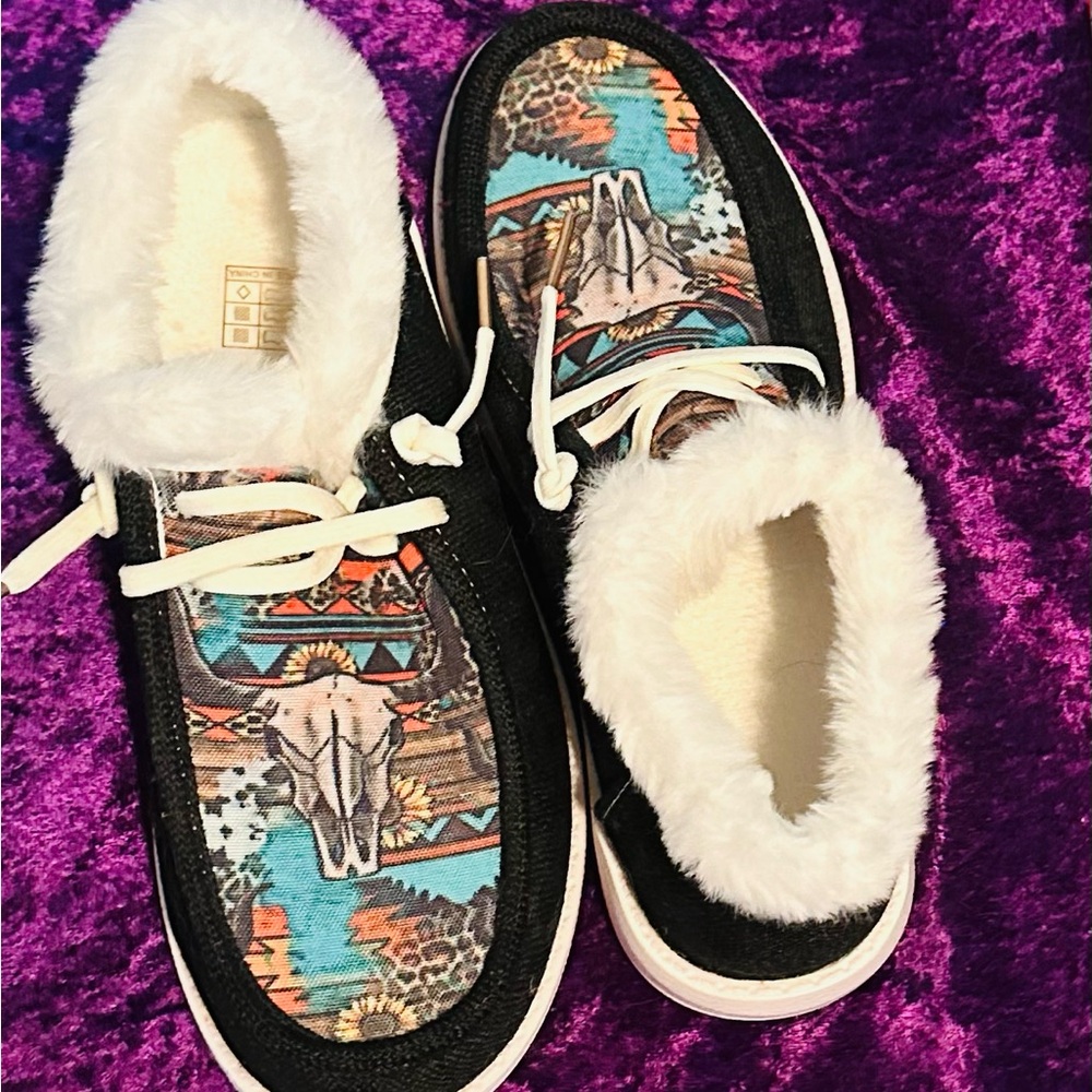NWOT Trendy Black and Multicolor Women's South Western Moccasins